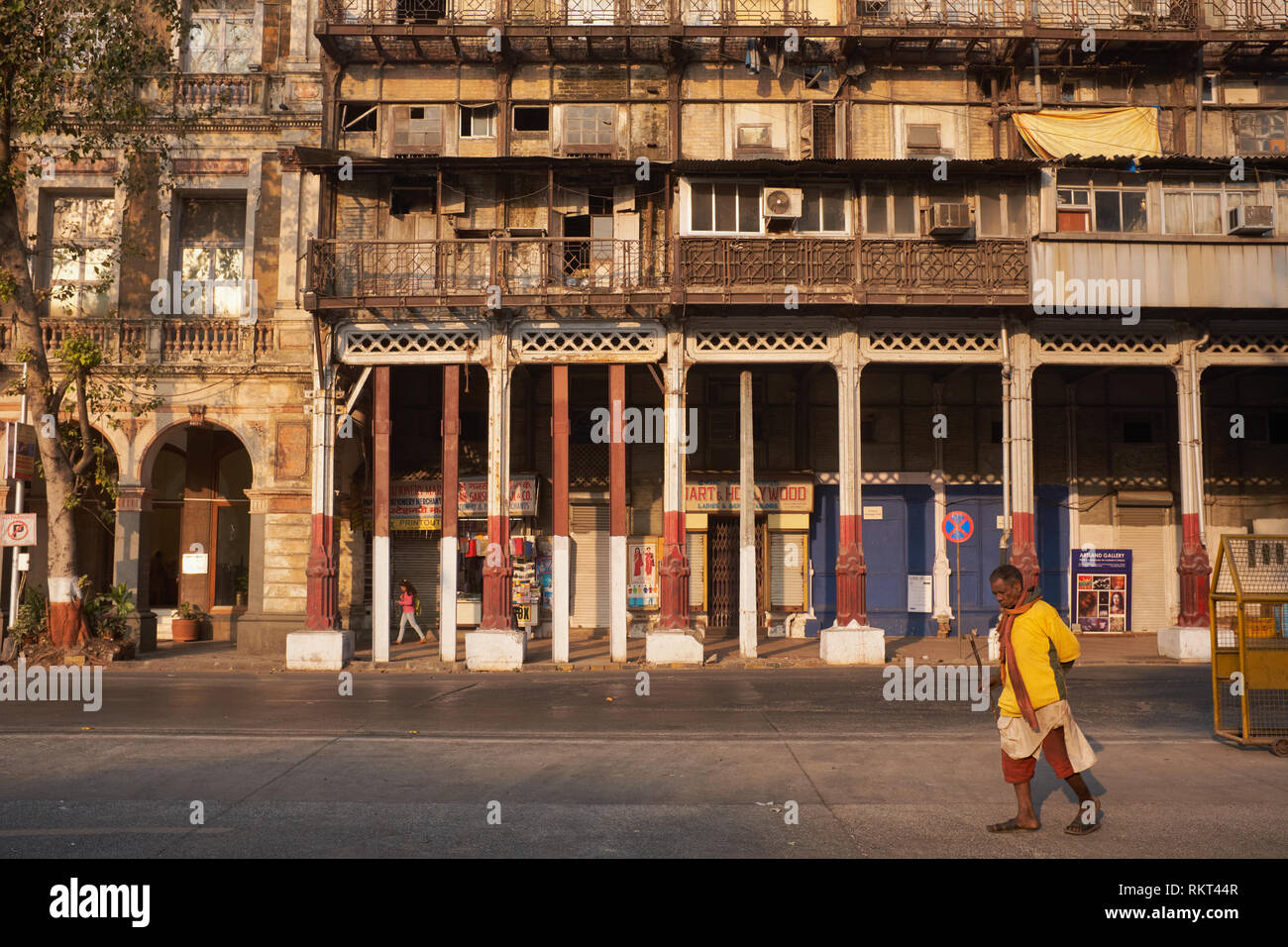 Un homme passe 19ème siècle manoir de l'Esplanade à Mumbai, à l'origine Watson's Hotel, le premier hôtel de luxe à Kala Ghoda, Fort, Mumbai / Bombay, Inde Banque D'Images