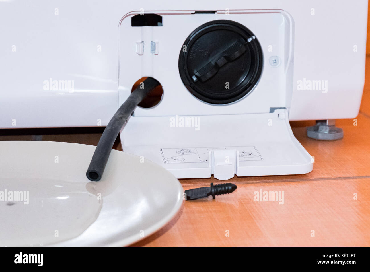 Nettoyage du filtre du lave-linge. Vidange de l'eau d'un tube noir. Détail  machine à laver Photo Stock - Alamy