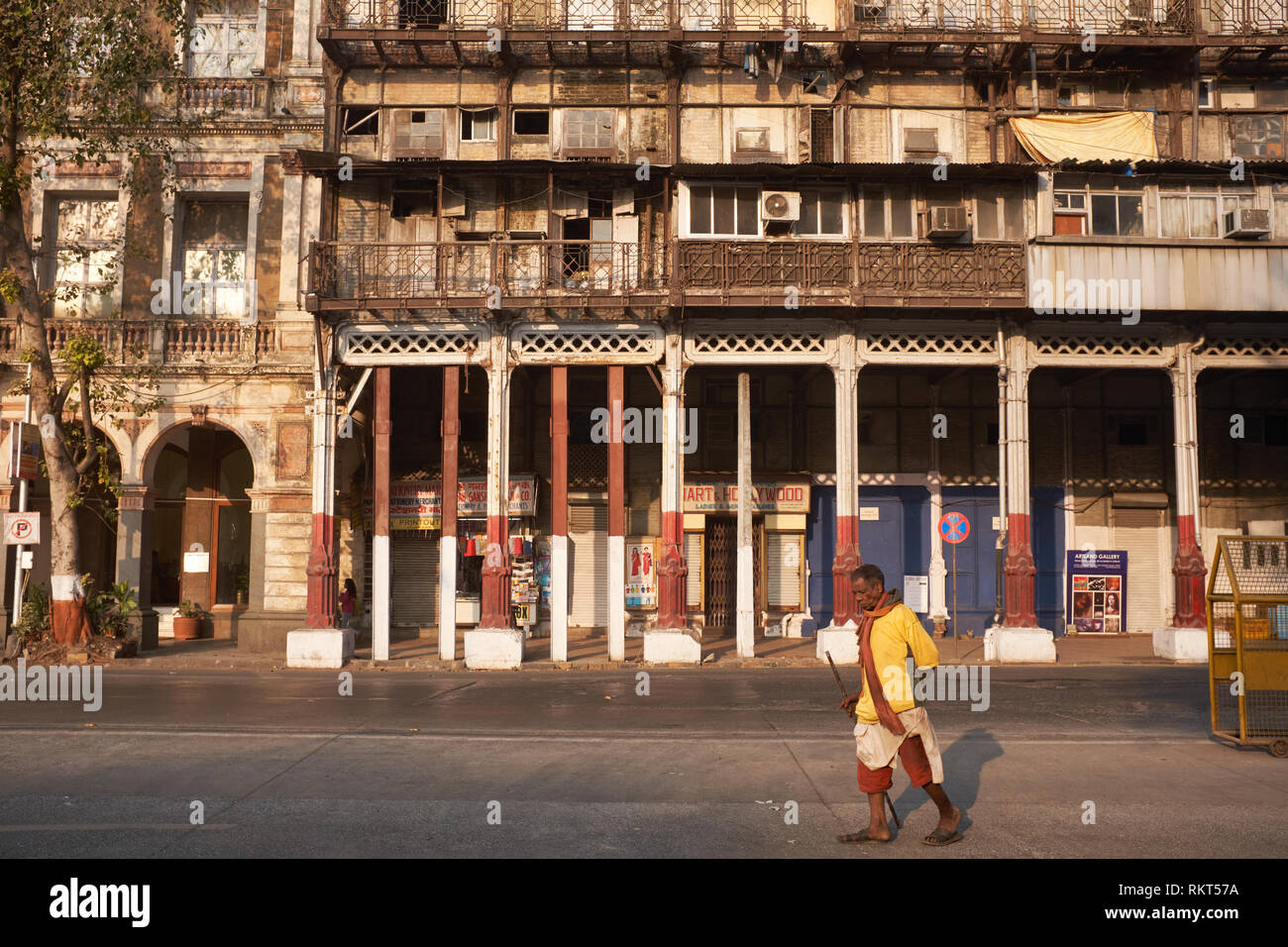 Un homme passe 19ème siècle manoir de l'Esplanade à Mumbai, à l'origine Watson's Hotel, le premier hôtel de luxe à Kala Ghoda, Fort, Mumbai / Bombay, Inde Banque D'Images