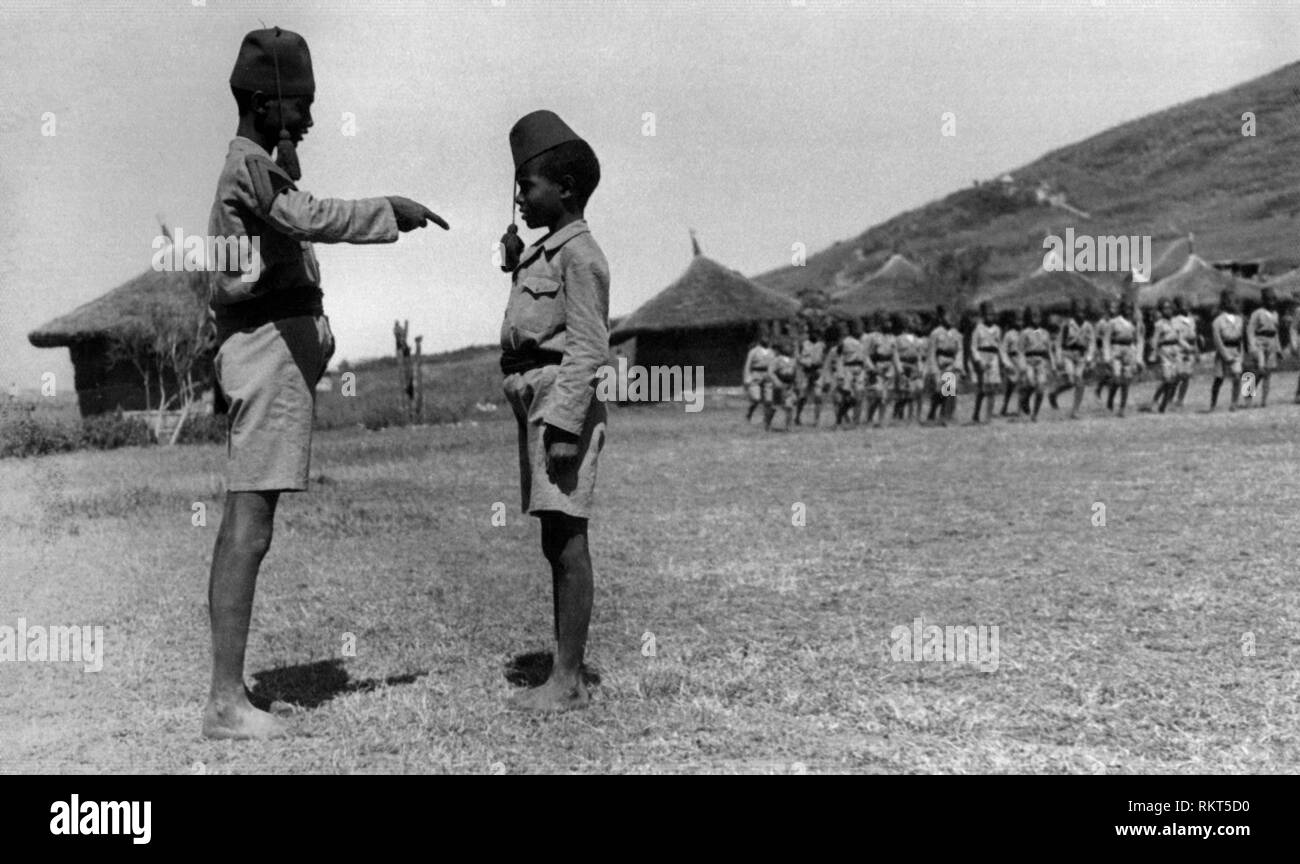 L'Afrique, l'Éthiopie, un basc buluk reproche la jeune Ascari, 1920-30 Banque D'Images