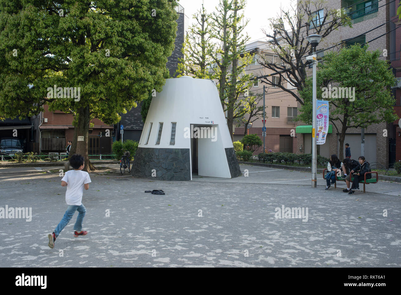 Le Japon, Tokyo : les enfants dans le parc du Mont Fuji, Taito-ku. Dans l'arrière-plan, toilettes dans la forme du Mont Fuji *** *** légende locale Banque D'Images