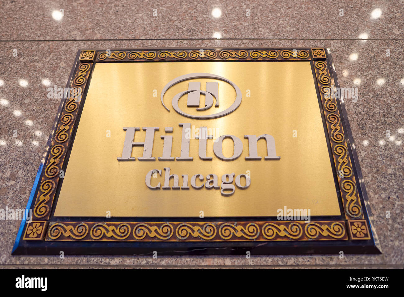 CHICAGO, IL - circa 2016, mars : gros plan de l'hôtel Hilton Chicago pancarte. L'hôtel Hilton Chicago est un grand hôtel de luxe à la situation centrale à Chicag Banque D'Images