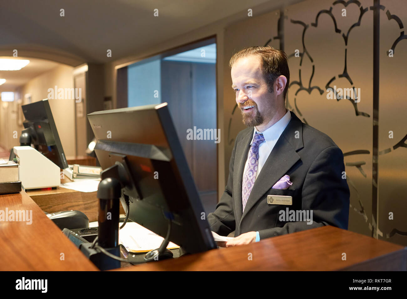 CHICAGO, IL - circa 2016, mars : à l'intérieur portrait d'un homme à l'hôtel Hilton Chicago. L'hôtel Hilton Chicago est un grand hôtel de luxe à la situation centrale à Chica Banque D'Images