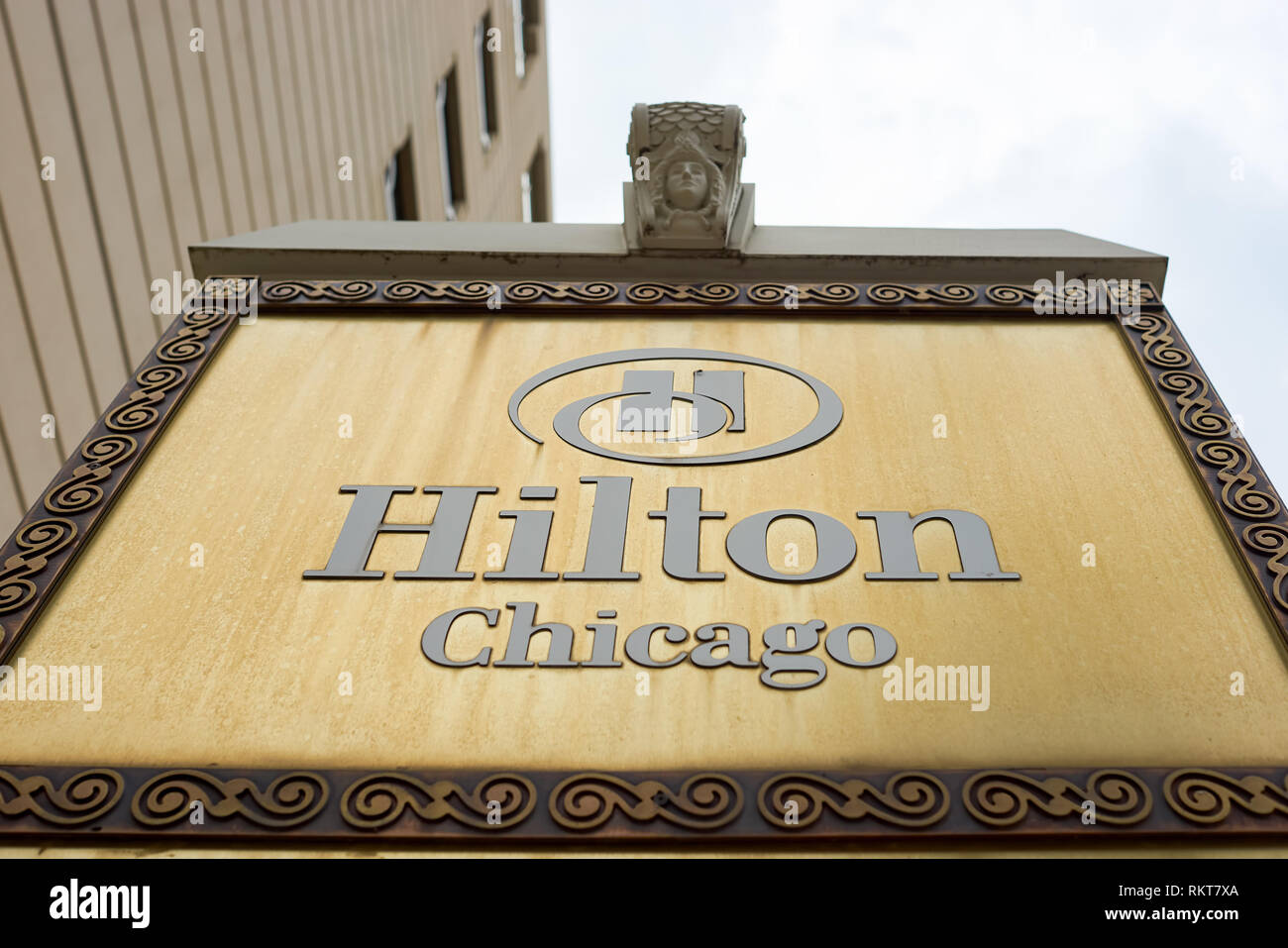 CHICAGO, IL - circa 2016, mars : gros plan de l'hôtel Hilton Chicago pancarte. L'hôtel Hilton Chicago est un grand hôtel de luxe à la situation centrale à Chicag Banque D'Images