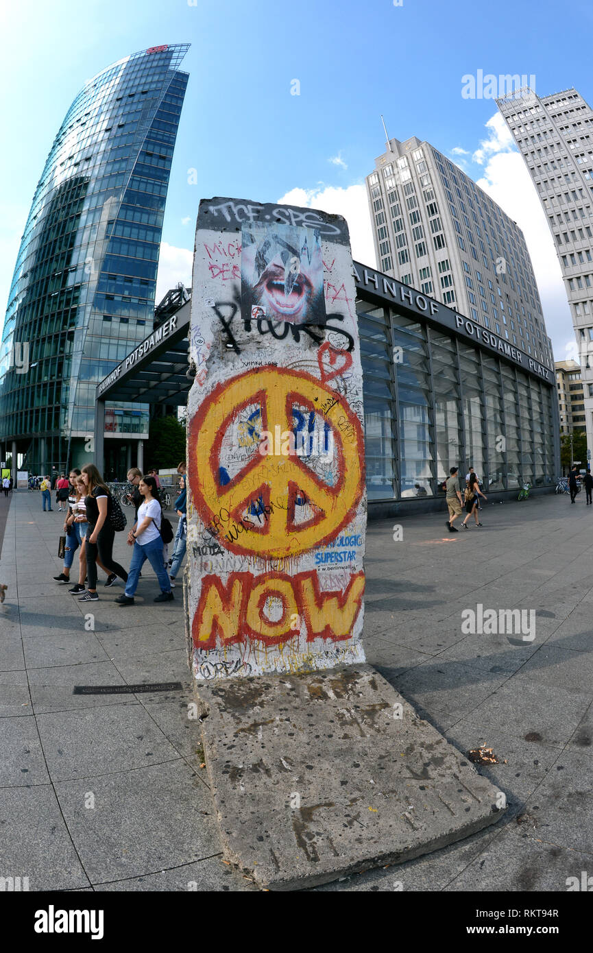 Pièce murale, une partie du mur de Berlin, avec signe de la paix sur la Place Potsdamer, Europe, Allemagne, Berlin. Banque D'Images