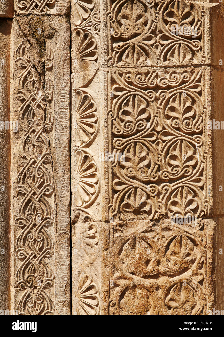 Photos et images de l'église de l'assomption exterior close up de bas-relief en pierre,travail géorgien, 1689 château Ananuri et complexe de l'Église orthodoxe géorgienne Banque D'Images