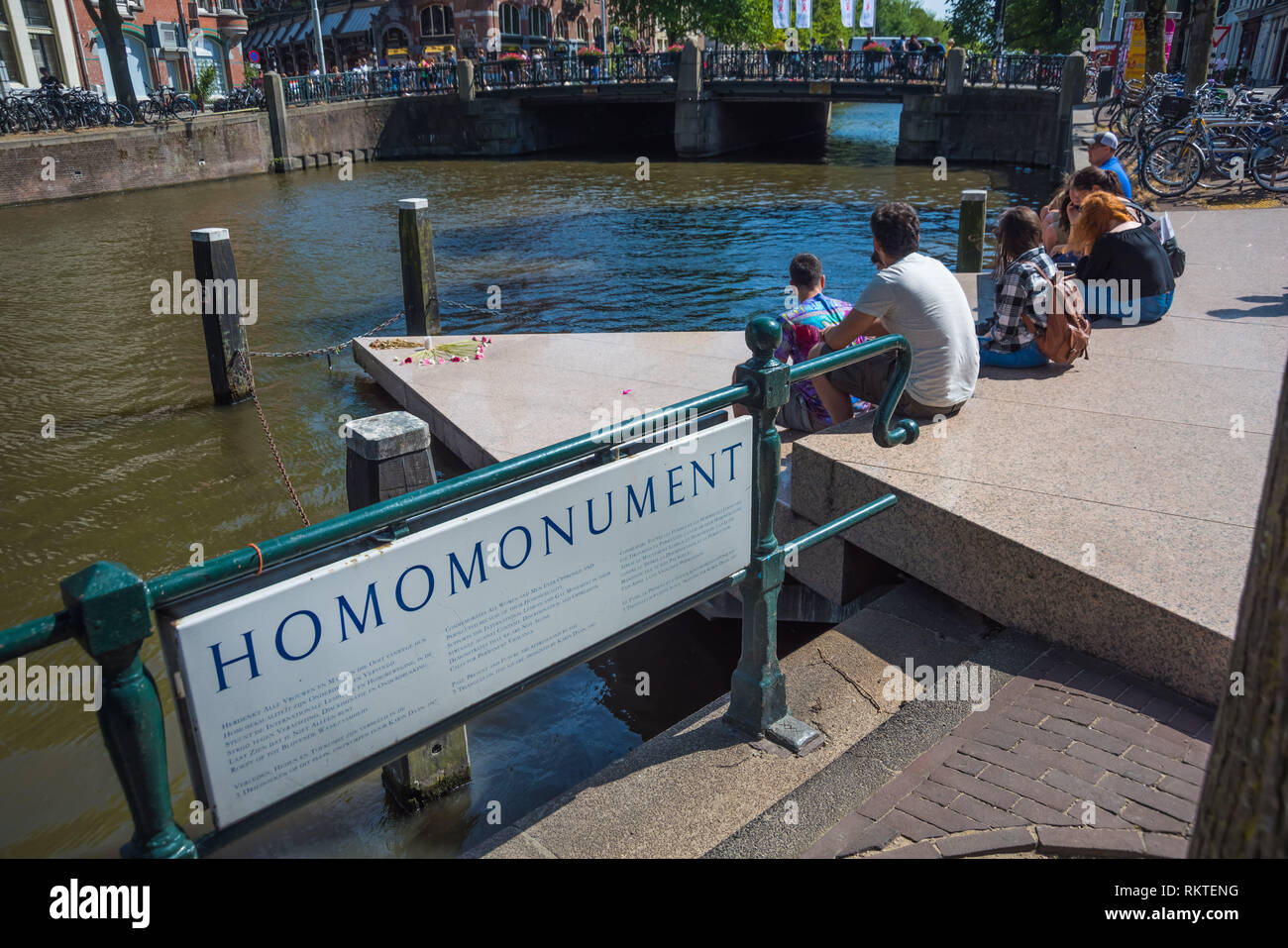 Homomonument Das ist ein Denkmal im Zentrum von Amsterdam bei der Westerkerk suis Westermarkt. Es wurde 1987 nach einem Entwurf der niederländischen Kün Banque D'Images