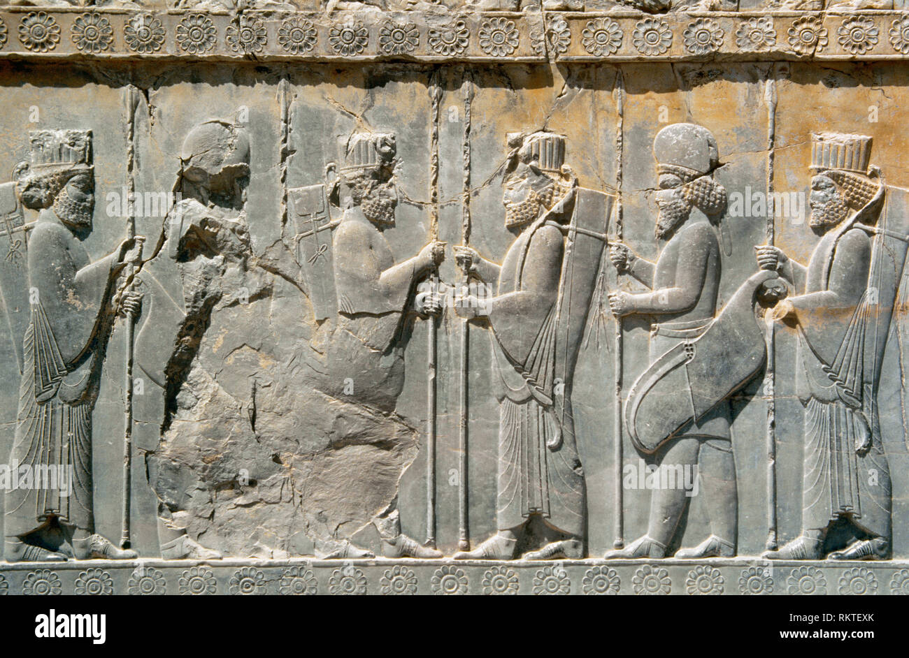 Persepolis. Relief du monument escaliers de la salle d'audience ou d'Apadana (5e-6e siècles avant J.-C.). Soulagement de la garde impériale persane, immortels, détail. L'inscription de soldats wearingdifferent les uniformes, les mèdes et perses. Cependant les Mèdes portait un chapeau de feutre formant un dôme semi-circulaire. Xerxès I (486-465 avant J.-C.) et d'Artaxerxès I (464-425 avant J.-C.) période. République islamique d'Iran. Banque D'Images