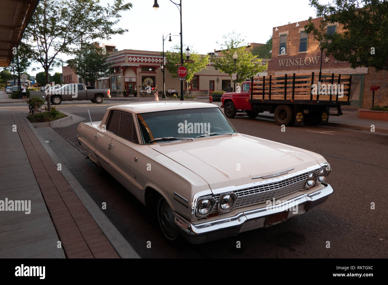 Chevrolet Classic voiture garée à Standin' on the Corner Park à Winslow, Arizona, États-Unis d'Amérique, commémorant la chanson 'Take It Easy' par e Banque D'Images