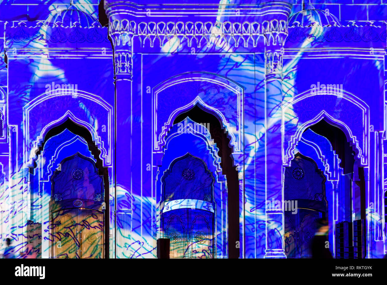 Entrée de la mosquée colorée en émirat de Sharjah au cours du festival lumière Banque D'Images