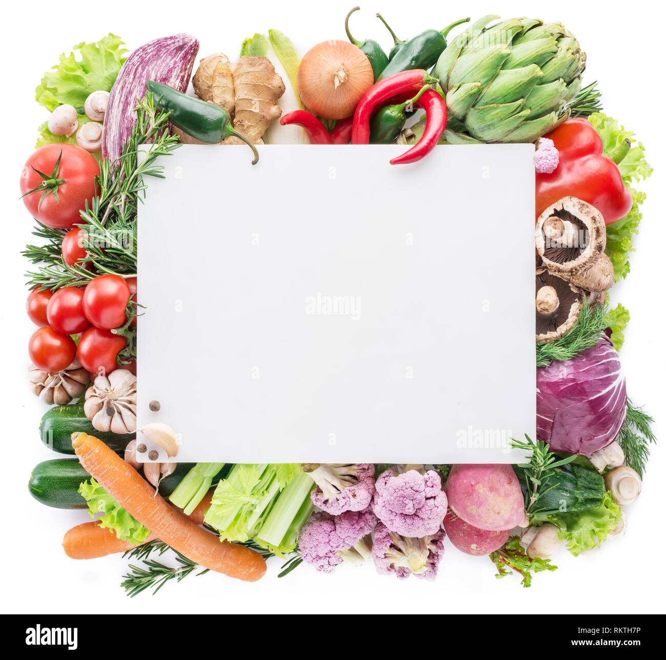 Différents légumes colorés disposés comme une trame sur fond blanc. Espace libre pour votre texte. Banque D'Images