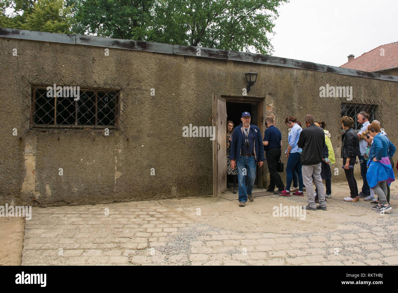 Oswiecim, Pologne - 11 juillet 2018. Les visiteurs du camp de concentration d'Auschwitz dans la queue pour aller à l'intérieur d'une ancienne chambre à gaz Banque D'Images
