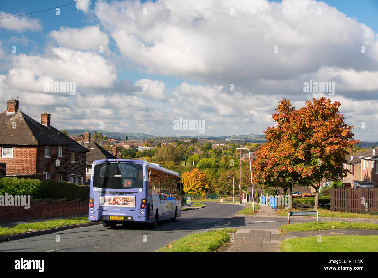 Sheffield, UK - 20 octobre 2016 : l'autobus 24 fait baisser l'avenue Spinkhill, surplombant la ville de Sheffield sur une journée d'automne Banque D'Images