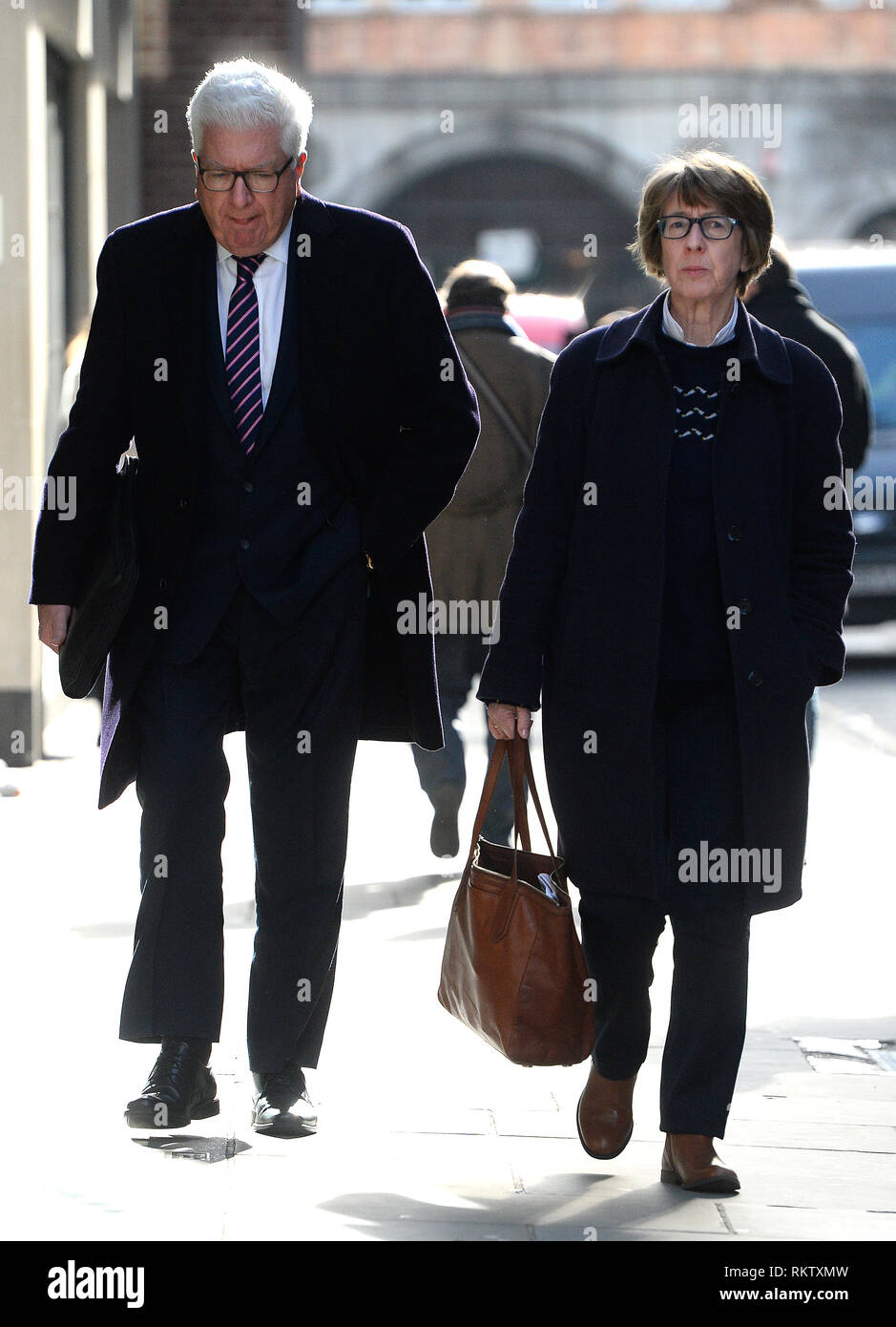 L'ancien ministre conservateur Nigel Waterson et Barbara juge arrivent à l'Old Bailey, London, où leur fils Stephen Waterson, 25, et Adrian Hoare, 23 sont en procès, accusé d'Alfie Lamb's homicide. Banque D'Images
