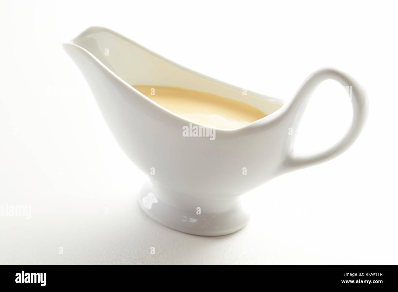 Bateau rempli de sauce à sauce gastronomique à base de jaune d'oeuf battu,  le jus de citron, le beurre et l'assaisonnement sur un fond blanc Photo  Stock - Alamy