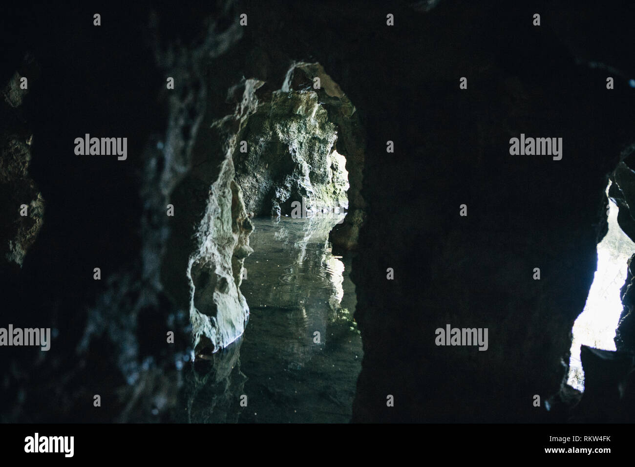 Vue de l'intérieur d'une grotte naturelle avec de l'eau inondation dans la ville de Sintra au Portugal. Banque D'Images