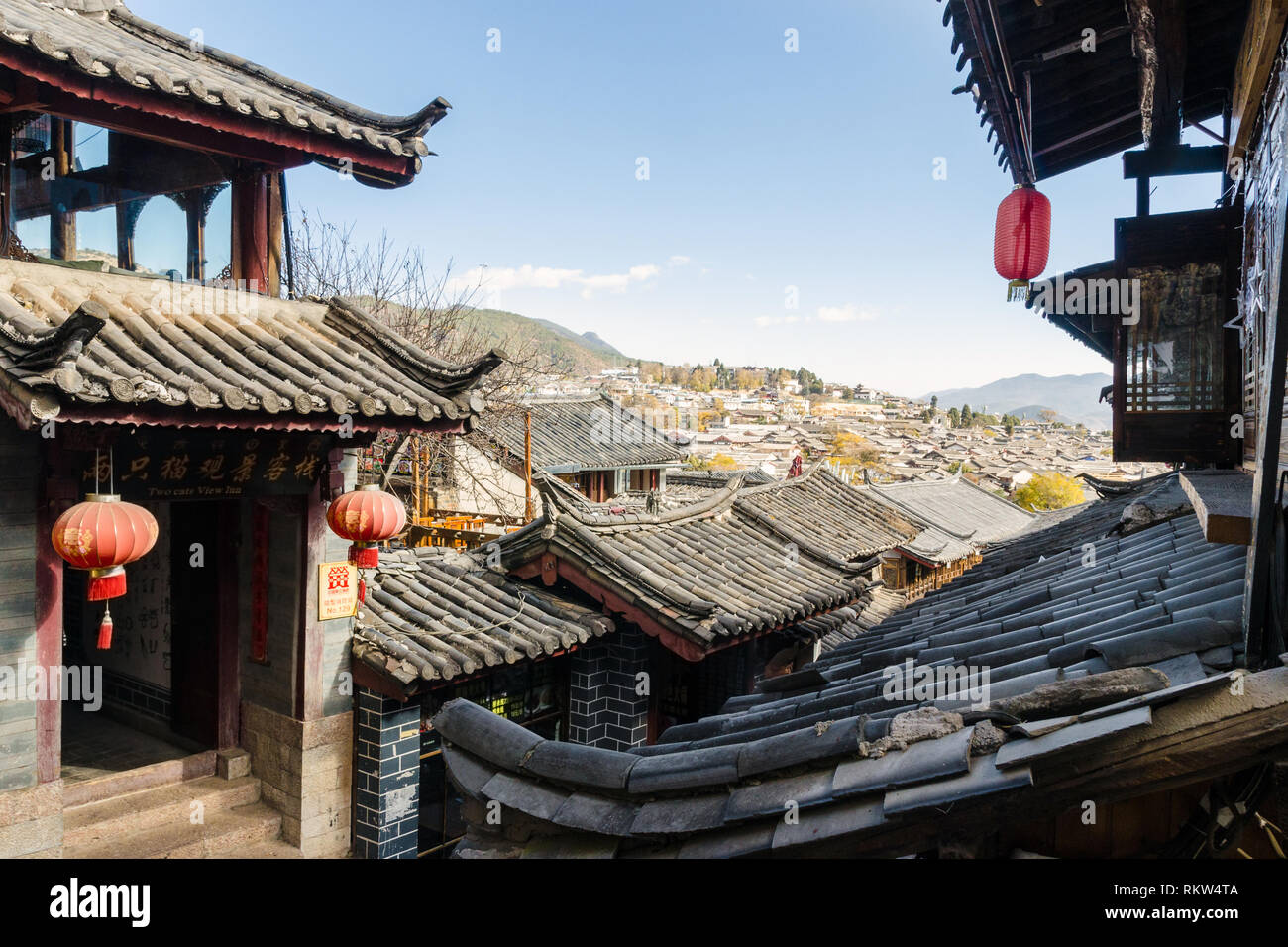 Vieille ville de Lijiang avec son sol carrelé glacé traditionnel chinois les toits, Lijiang, Yunnan, Chine Banque D'Images