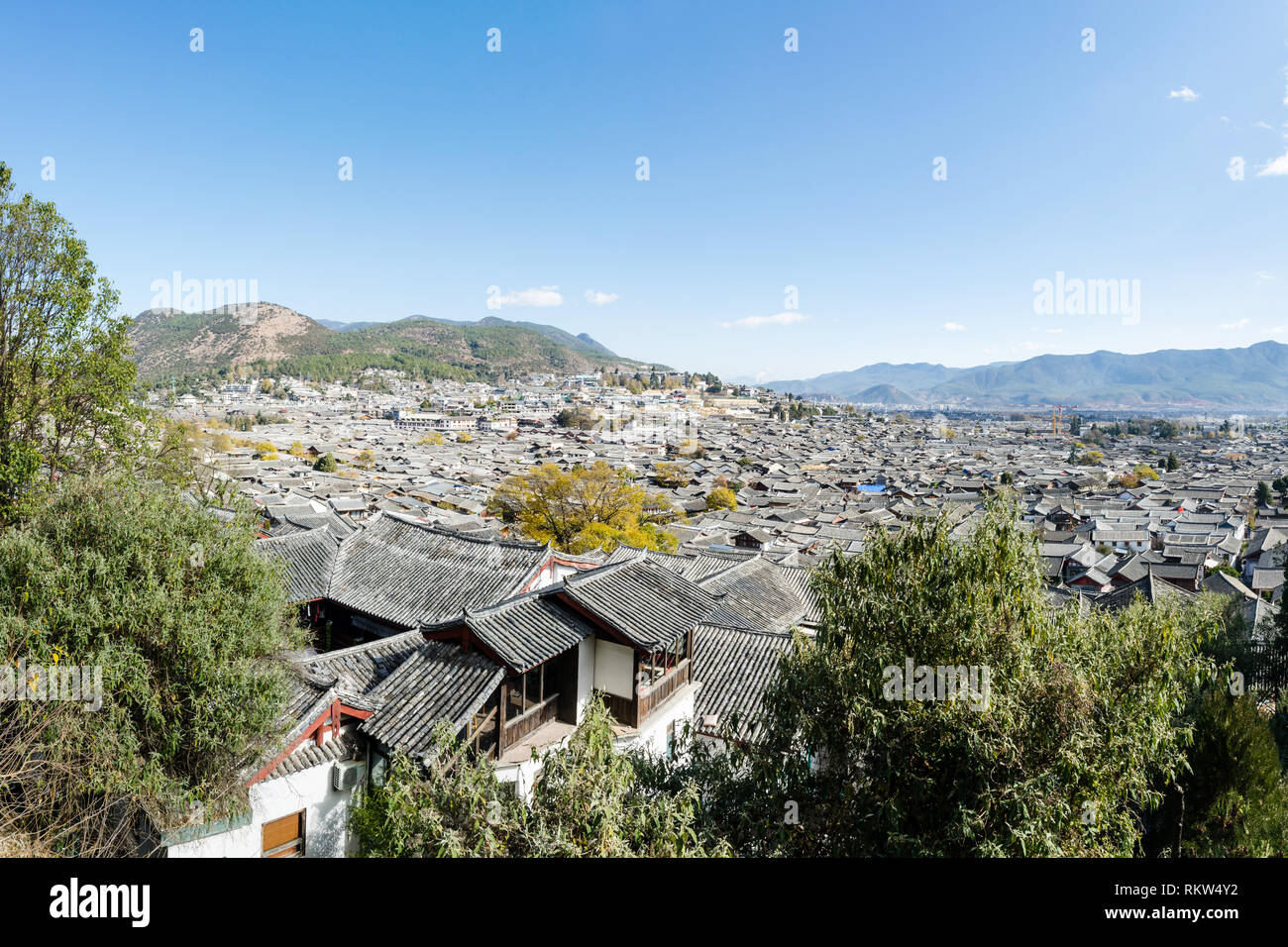 Sol carrelé glacé traditionnel chinois les toits de Lijiang, Yunnan, Chine Banque D'Images