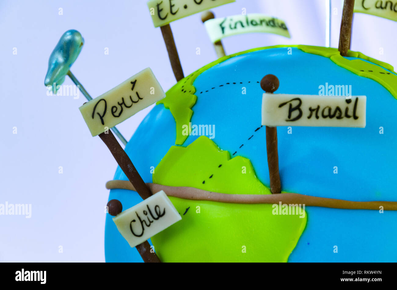 Monde en miniature avec des fanions de différents pays et de petit avion, billet d'Concept. Banque D'Images