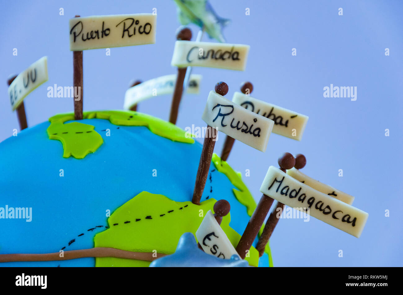 Monde en miniature avec des fanions de différents pays et de petit avion, billet d'Concept. Banque D'Images