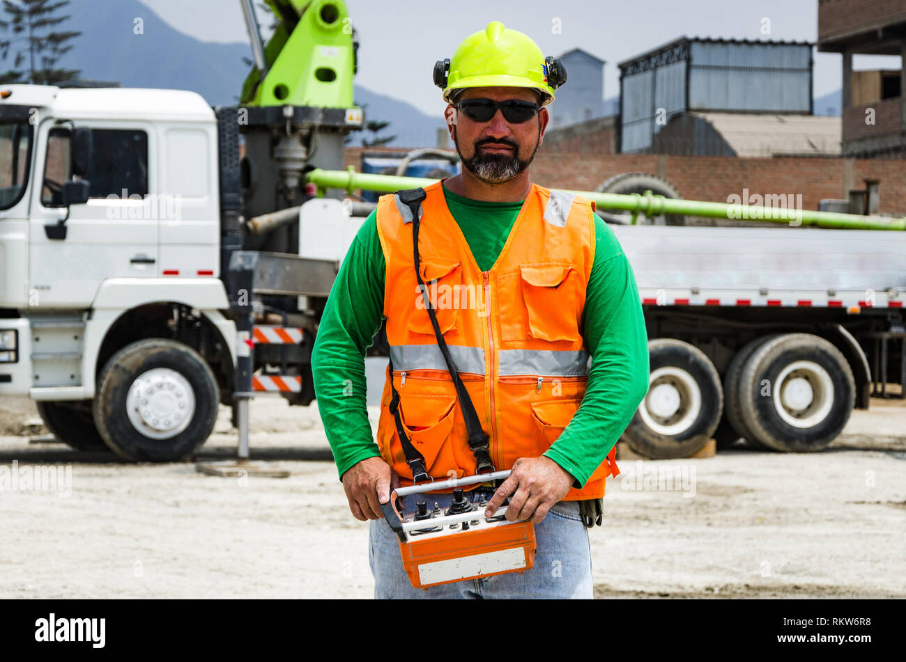Opérateur de pompe à béton avec télécommande pour pompe de rampe chariot au chantier de construction. Banque D'Images