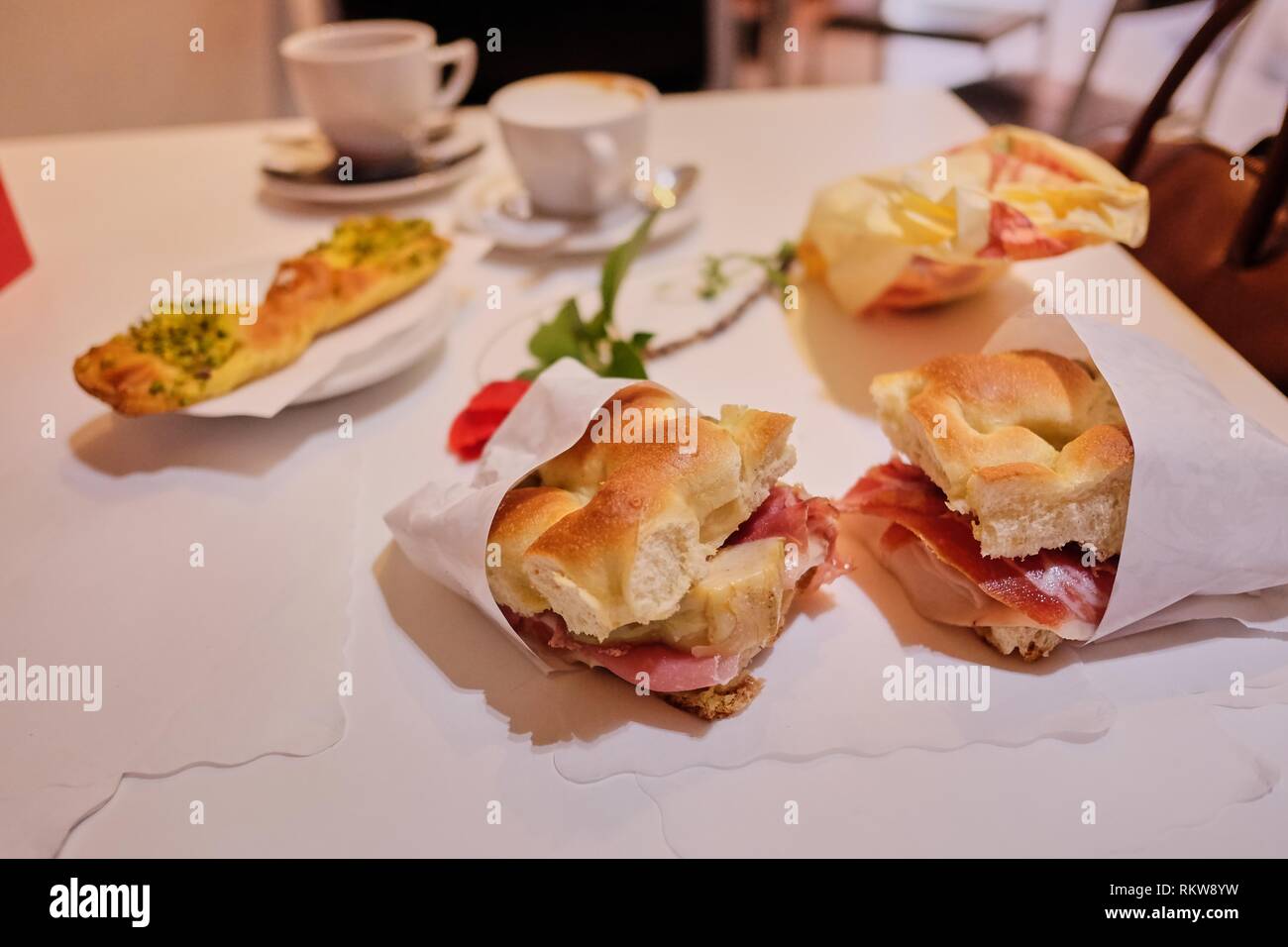 Focaccia italienne traditionnelle. petit-déjeuner italien dans un café, un petit déjeuner pour deux personnes Banque D'Images