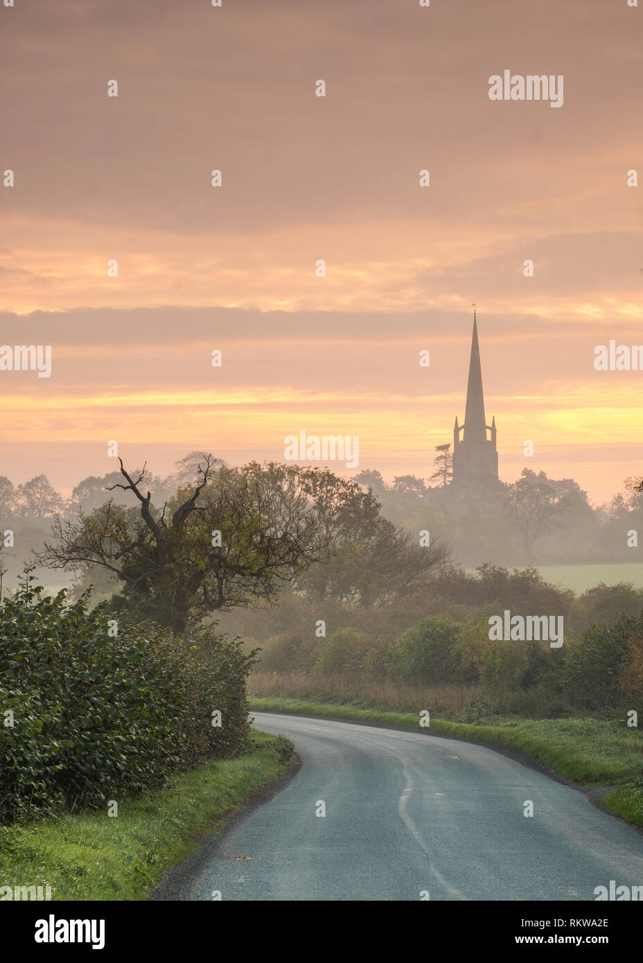Lever du soleil à Clifton Campville en milieu rural sud-Staffordshire. Banque D'Images