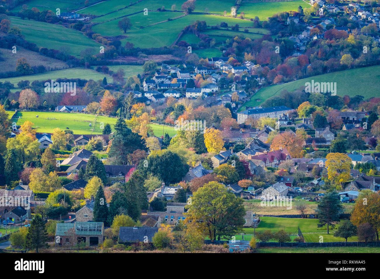 Regardant vers le bas sur le village de Calver de Curbar Edge. Banque D'Images
