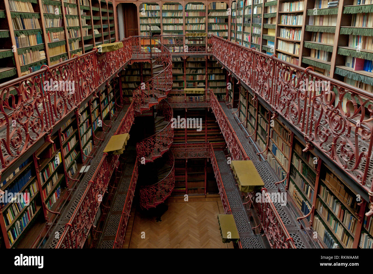 L 'Handelingenkamer' est la bibliothèque qui contient tous les rapports et les procès-verbaux de la Chambre des représentants néerlandaise conçu avec des influences Chinoises Banque D'Images