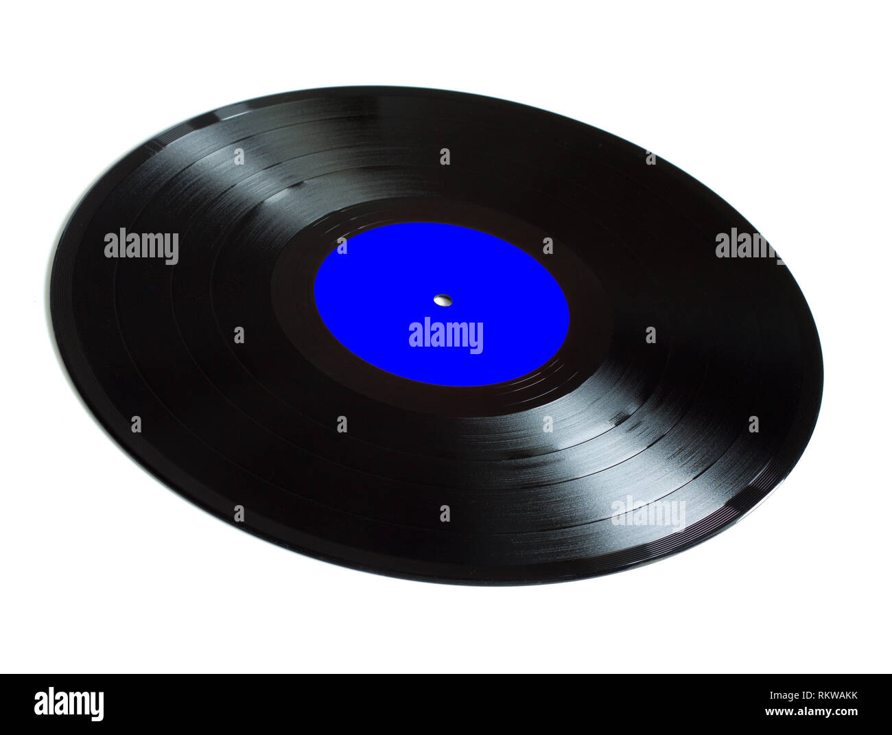 Black long-play vinyles avec étiquette bleue isolé sur fond blanc. Gros plan Vue de côté Banque D'Images