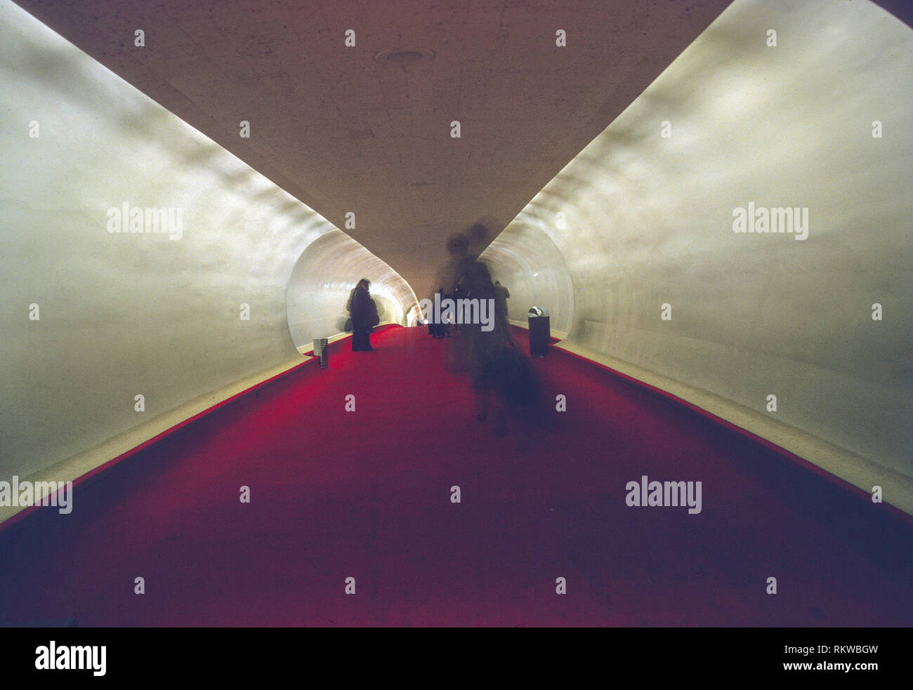 Passage piéton de Concourse Gate, à l'avion TWA Terminal, l'aéroport JFK, New York, USA Banque D'Images