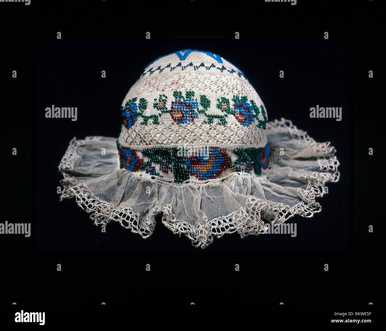Cap de l'enfant - 19ème siècle - Europe - Origine : Europe, Date : 1801-1900, moyenne : Coton, tricot coton ordinaire avec la dentelle ; bordées de linge de maison Banque D'Images
