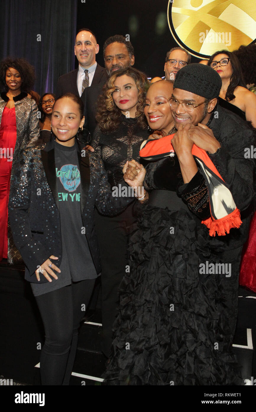 New York, New York, USA. Feb 11, 2019. (L-R) d'artiste Alicia Keys (gala honorifique Président), Tina Knowles, Susan Taylor, Maxwell, le Dr Michael Eric Dyson, le Rév. Dr. Marcia Dyson et d'autres fréquentent le Mouvement national de mentorat CARES 'POUR L'AMOUR DE NOS ENFANTS" à l'intérieur du gala tenu à l'Zeigfeld Ballroom le 11 février 2019 à New York. Credit : Mpi43/media/Alamy Punch Live News Banque D'Images