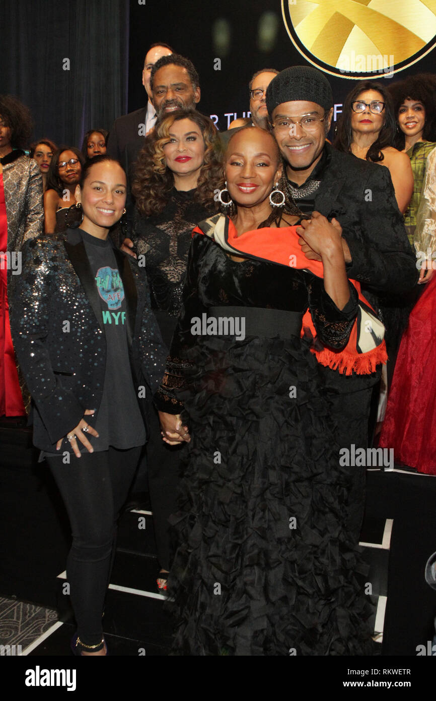 New York, New York, USA. Feb 11, 2019. (L-R) d'artiste Alicia Keys (gala honorifique Président), Tina Knowles, Susan Taylor, Maxwell, le Dr Michael Eric Dyson, le Rév. Dr. Marcia Dyson et d'autres fréquentent le Mouvement national de mentorat CARES 'POUR L'AMOUR DE NOS ENFANTS" à l'intérieur du gala tenu à l'Zeigfeld Ballroom le 11 février 2019 à New York. Credit : Mpi43/media/Alamy Punch Live News Banque D'Images