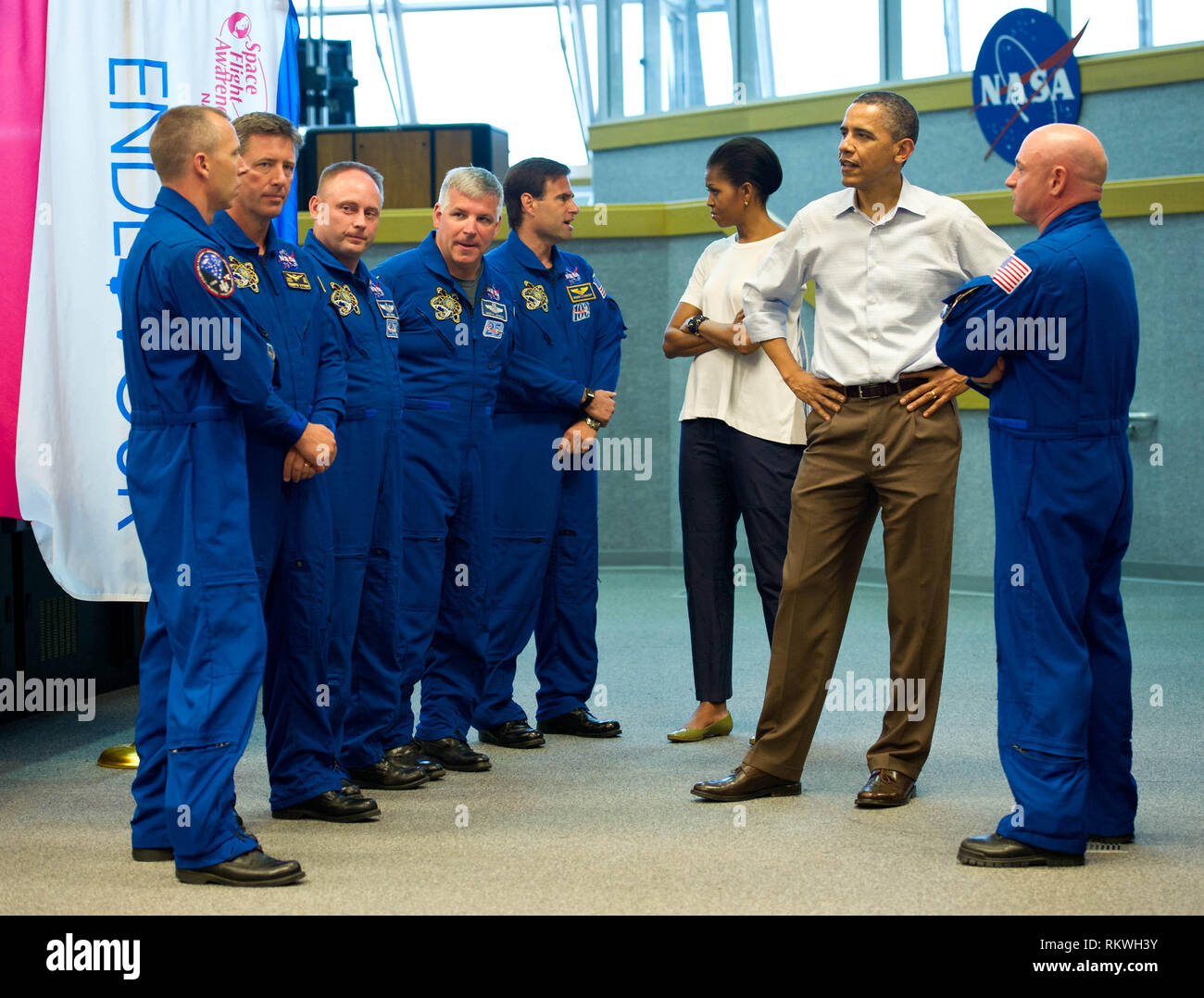 Le président des États-Unis Barack Obama et la Première Dame Michelle Obama rencontrez avec STS-134 de la navette spatiale Endeavour le commandant Mark Kelly, droite, et les astronautes de la navette, de gauche, Andrew Feustel, Agence spatiale européenne d'Roberto Vittori, Michael Fincke, Gregory H. Johnson, et Greg Chamitoff, après leur lancement a été nettoyé, le vendredi 29 avril 2011, au Centre spatial Kennedy à Cape Canaveral, Floride.Crédit obligatoire : Bill Ingalls/NASA via CNP | conditions dans le monde entier Banque D'Images