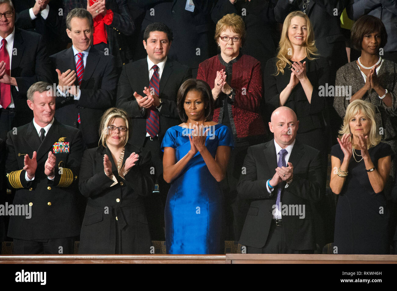 Fort de la première dame, vous applaudir comme le président des États-Unis Barack Obama livre son état de l'Union à une session conjointe du Congrès dans le Capitole à Washington, DC, le mardi, 24 janvier 2012. De gauche à droite rangée du haut : Bruce Cochrane (partiellement masquée), Procureur Général Eric Schneiderman, Juan Redin, Debbie Bosanek, Laurene Powell, emplois et Alicia Boler-Davis. De gauche à droite rangée du bas : l'amiral William McRaven, U.S. Navy ; Jackie Bray ; la Première Dame Michelle Obama ; le Capitaine Mark Kelly, U.S. Navy (à la retraite) ; et Dr. Jill Biden. Credit : Ron Sachs/CNP.(restriction : aucune nouvelle Banque D'Images