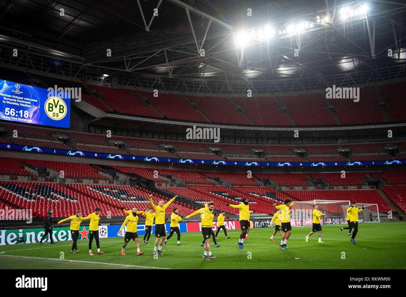 Londres, Royaume-Uni. 12 Février, 2019. Football : Ligue des Champions, avant la série de seize Tottenham Hotspur - Borussia Dortmund dans le stade de Wembley. : les joueurs de Dortmund sont l'échauffement. Crédit : Bernd Thissen/dpa/Alamy Live News Banque D'Images