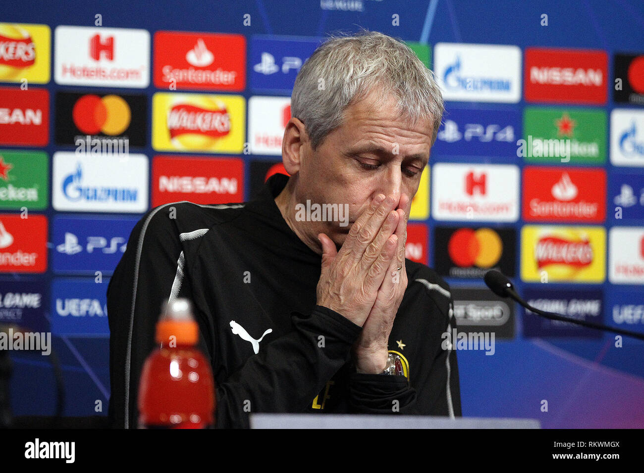 Londres, Royaume-Uni. 12 Février, 2019. Borussia Dortmund Manager Lucien Favre parle à la presse dans la conférence de presse d'avant match. Ligue des Champions, l'équipe du FC Borussia Dortmund conférence de presse au stade de Wembley, Londres, le mardi 12 février 2019. L'équipe de formation sont en avance sur le match de demain contre Tottenham Hotspur. Ce droit ne peut être utilisé qu'à des fins rédactionnelles. Usage éditorial uniquement, licence requise pour un usage commercial. Aucune utilisation de pari, de jeux ou d'un seul club/ligue/dvd publications pic par Steffan Bowen/Andrew Orchard la photographie de sport/Alamy live news Banque D'Images