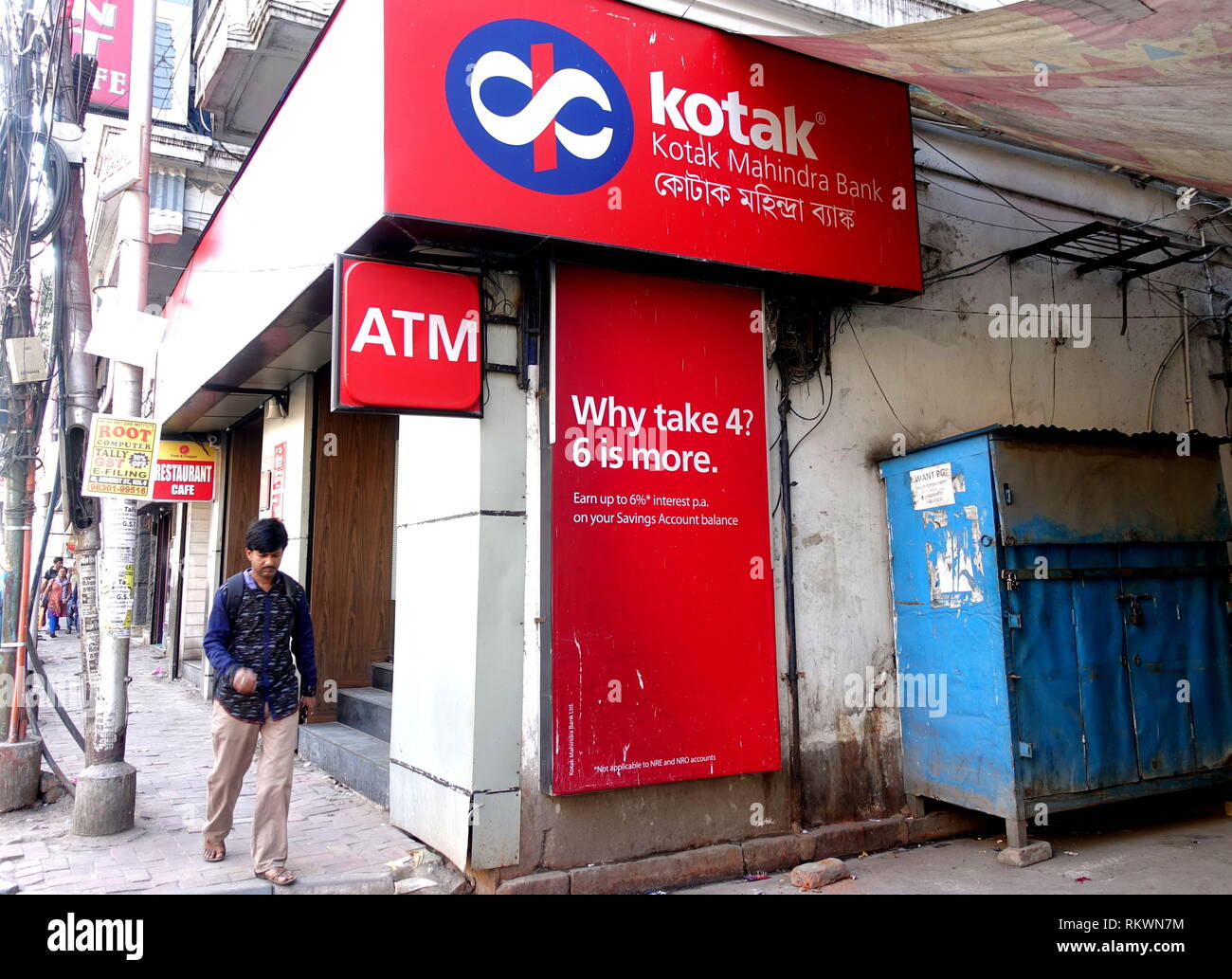 12 février 2019 - Kolkata, Bengale occidental, Inde - un homme vu marcher en face de la Banque Kotak Mahindra..DISTRIBUTEUR AUTOMATIQUE DE Kotak Mahindra Bank pour l'opération a commencé dans certains endroit en vue de Kolkata. (Crédit Image : © Avishek Das/SOPA des images à l'aide de Zuma sur le fil) Banque D'Images