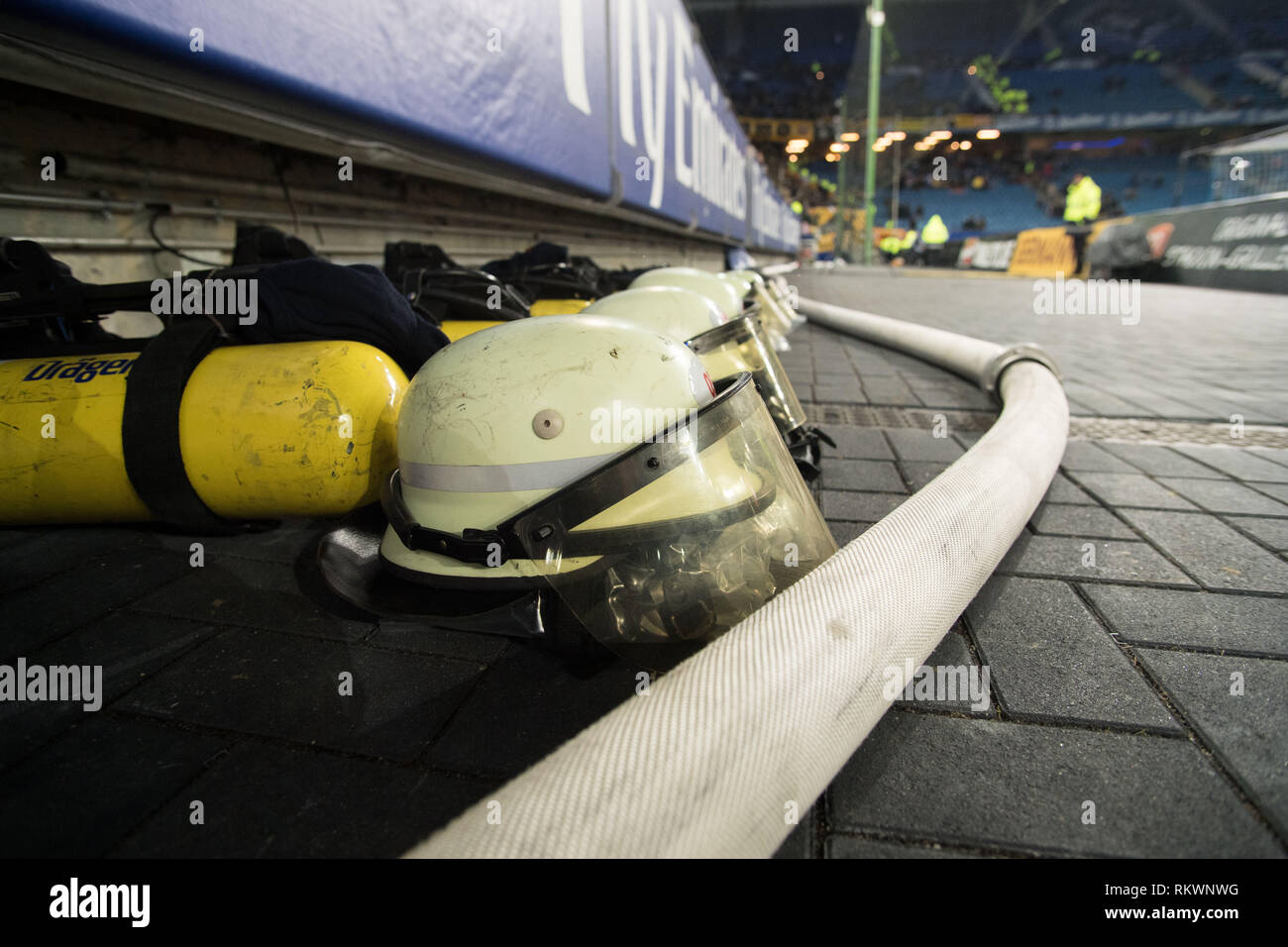 Hamburg, Deutschland. Feb 11, 2019. Casques de pompiers et les appareils respiratoires sont prêts avant le match, les protections respiratoires, sécurité, protection, fire brigade, fonction, en général, Randmotiv, football 2. Bundesliga, 21. Journée, Hambourg Hambourg Hambourg Hambourg (HH) - Dynamo Dresde (DD) 1 : 0, le 11.02.2019 à Hambourg/Allemagne. ¬ | Conditions de crédit dans le monde entier : dpa/Alamy Live News Banque D'Images