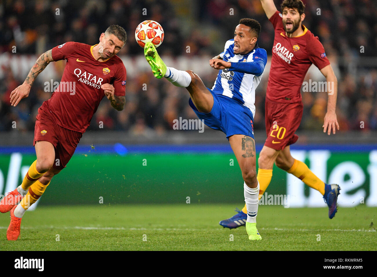 Rome, Italie. 12 février 2019. Foto Fabrizio 12 febbraio 2019 Yves Daoust ( Roma Italia) Sport Calcio Roma - Porto Ligue des Champions 2018-2019 - Stadio Olimpico di Roma Nella foto : Eder Militao, Aleksandar Kolarov Fabrizio Photo amis 12er février 2019 Roma (Italie) Sport Soccer Roma - Porto Ligue des Champions 2018-2019 - Stade Olympique de Roms dans le pic : Eder Militao, Aleksandar Kolarov Crédit : Fabrizio Amis/Alamy Live News Banque D'Images