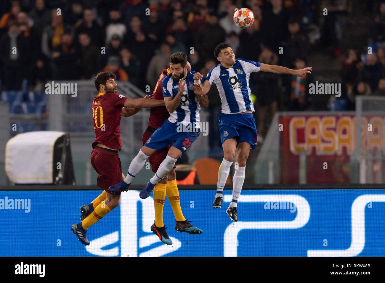 Képler Laveran Lima Ferreira Pepe (Porto) Felipe Augusto de Almeida Monteiro (Porto) Julian Federico Fazio (Roma) lors de la "Ligue des Champions ' ronde de 16 - 1ère manche match entre les Roms 2-1 Porto au Stade olympique le 12 février 2019 à Rome, Italie. Credit : Maurizio Borsari/AFLO/Alamy Live News Banque D'Images