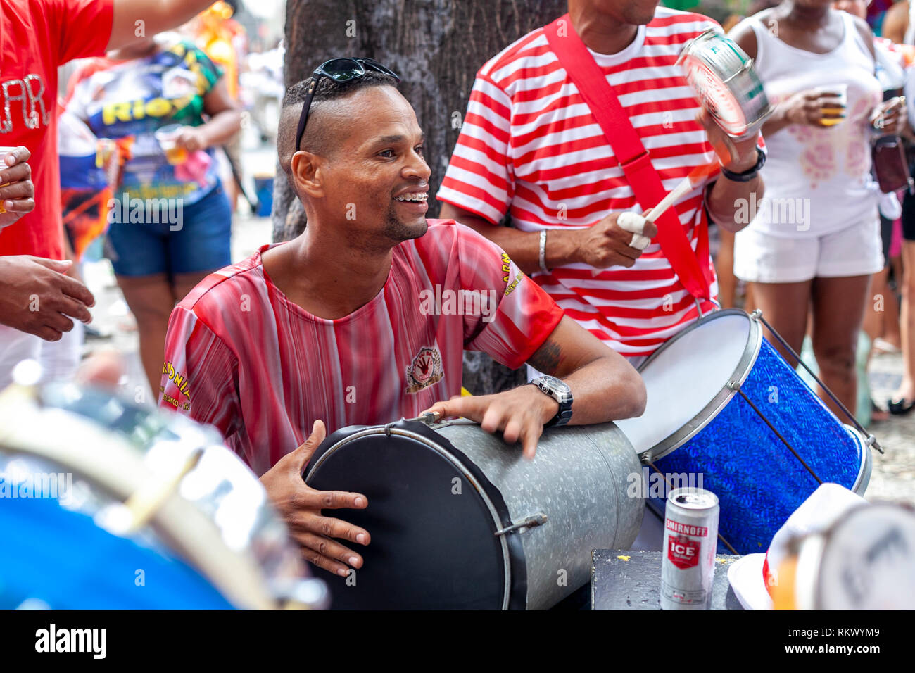 Batteur Samba parmi d'autres musiciens lors d'un carnaval fête de quartier dans le centre-ville de Rio de Janeiro Banque D'Images