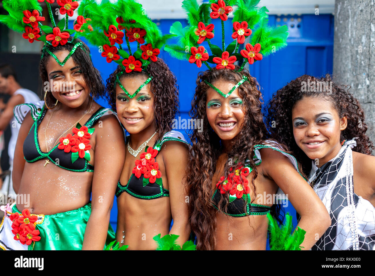 Les filles en costumes de fête correspondant à un carnaval fête de quartier dans le centre-ville de Rio de Janeiro Banque D'Images