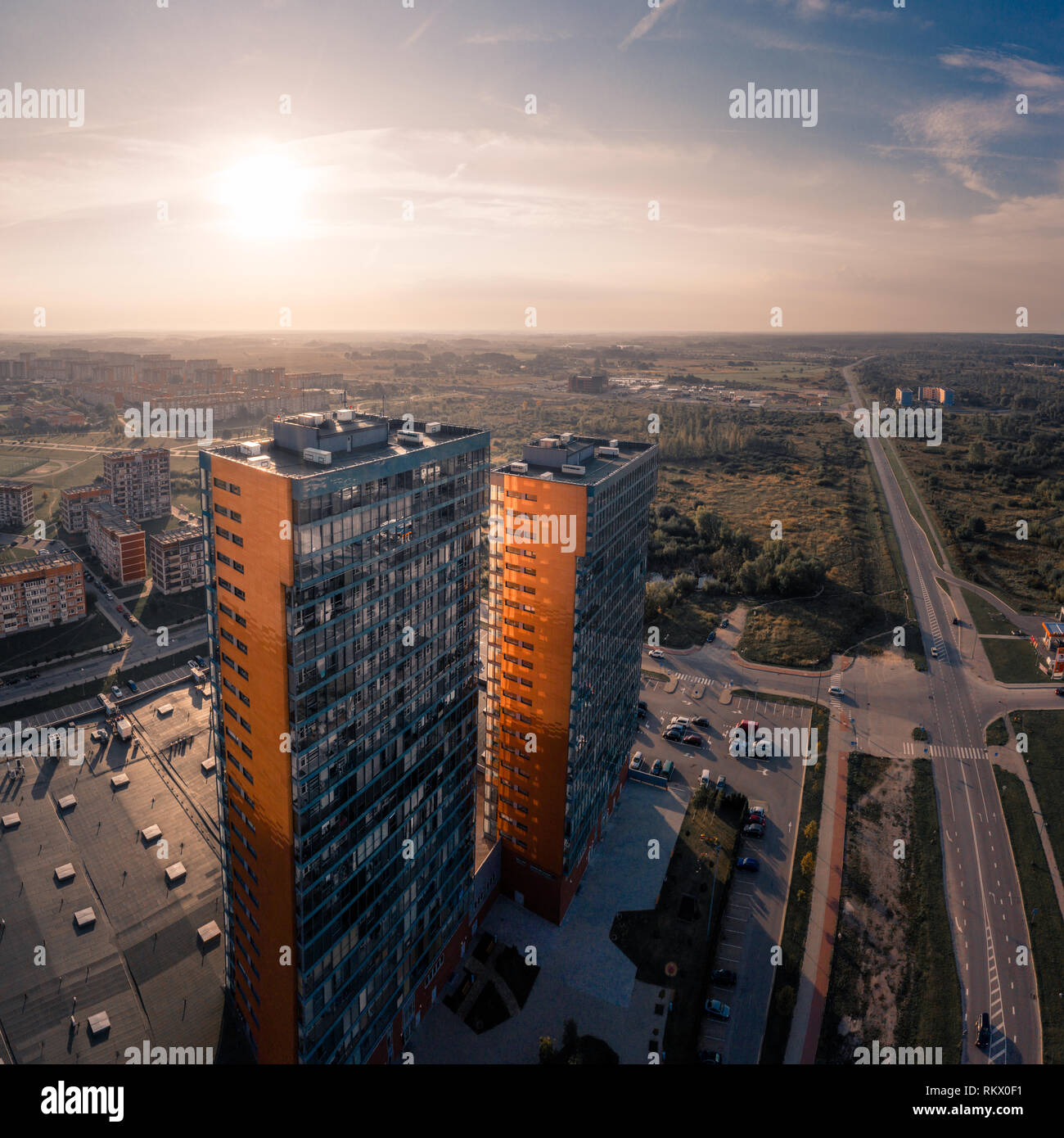 Immeubles à appartements de gratte-ciel de la ville de Klaipeda, Lituanie, vue aérienne Banque D'Images