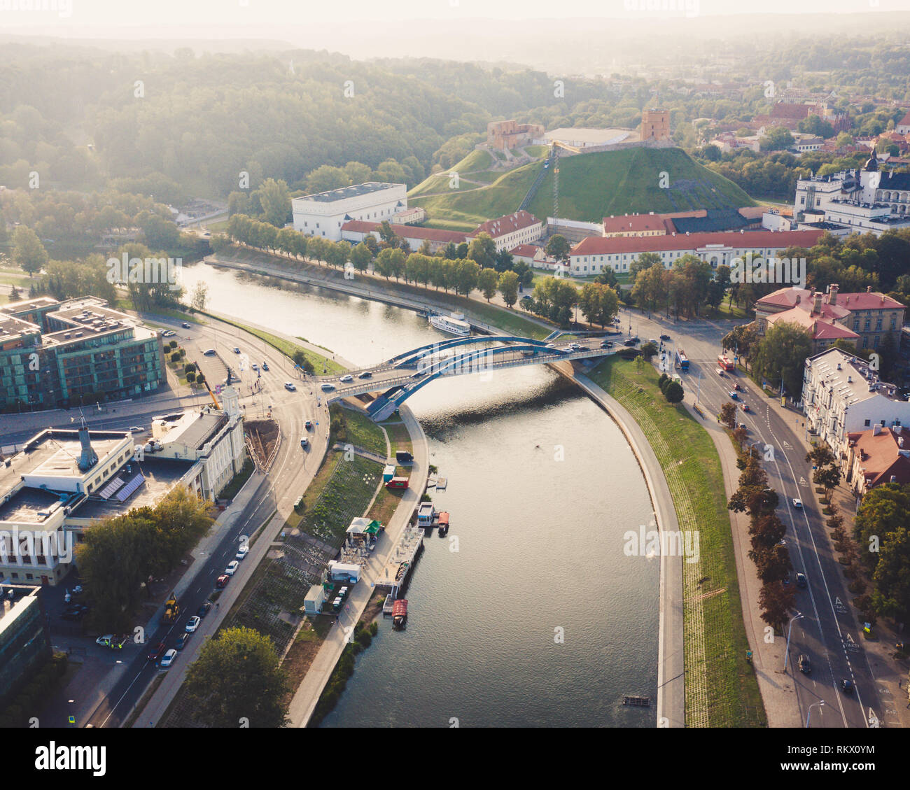 La vieille ville de Vilnius et la tour du château de Gediminas' Panorama aérien Banque D'Images