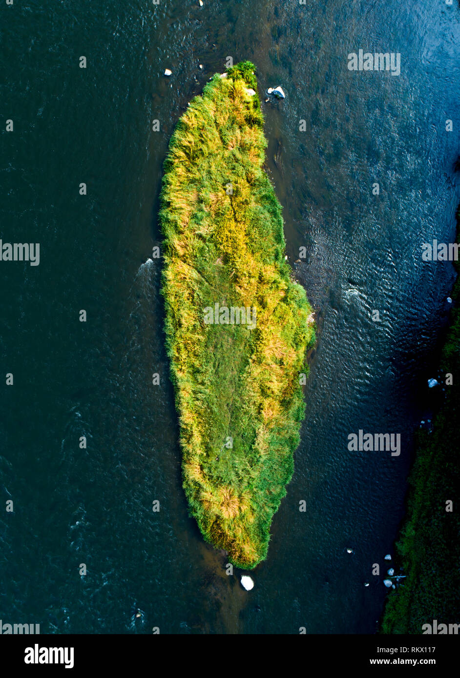 Green île inhabitée dans le fleuve, de haut en bas Vue aérienne Banque D'Images