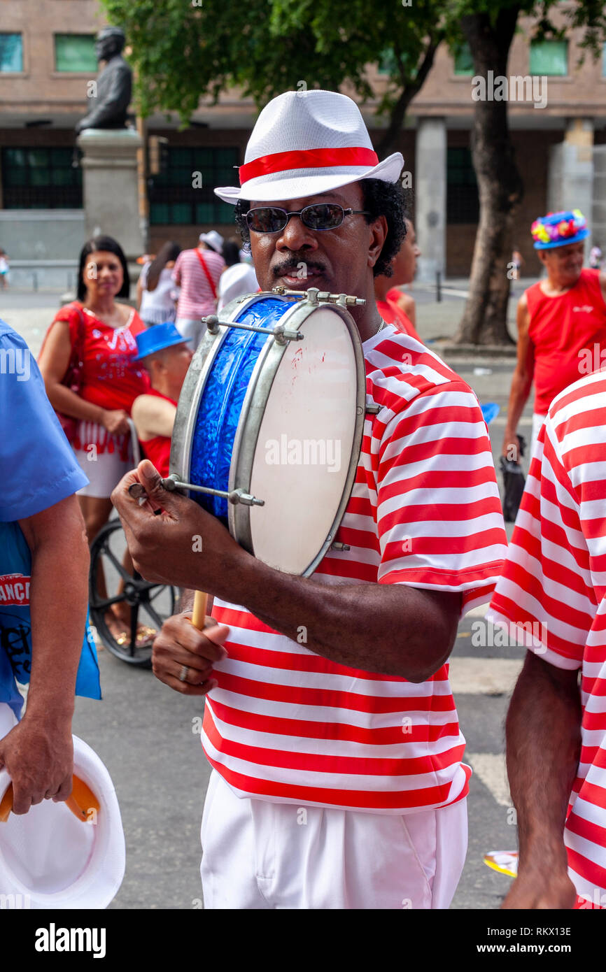 Batteur Samba avec un chapeau à un carnaval fête de quartier dans le centre-ville de Rio de Janeiro Banque D'Images
