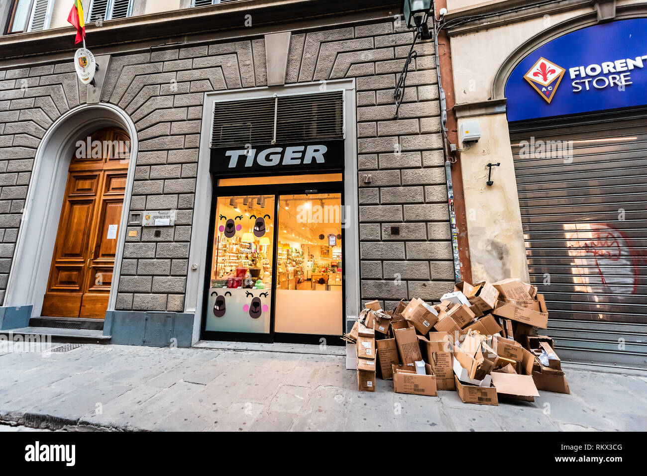 Paris, France - 31 août 2018 : l'extérieur de l'extérieur de l'Flying Tiger fermé dans le signe de Copenhague sur la Toscane alley street dans une large matin Banque D'Images