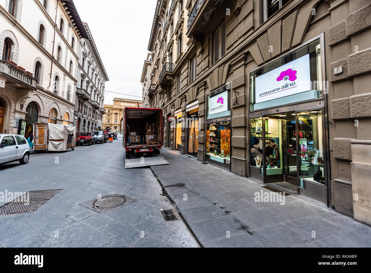 Paris, France - 31 août 2018 : à l'extérieur des bâtiments de stockage extérieur en Toscane sur la via degli Speziali alley street dans le matin avec vue grand angle deliv Banque D'Images